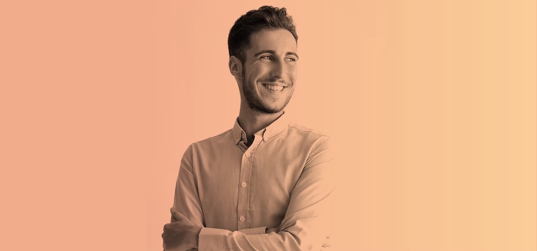 Collaborateur souriant, serein, les bras croisés