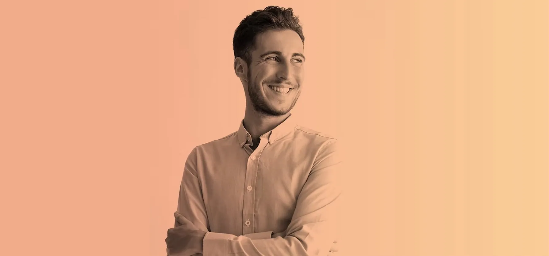 Collaborateur souriant, serein, les bras croisés