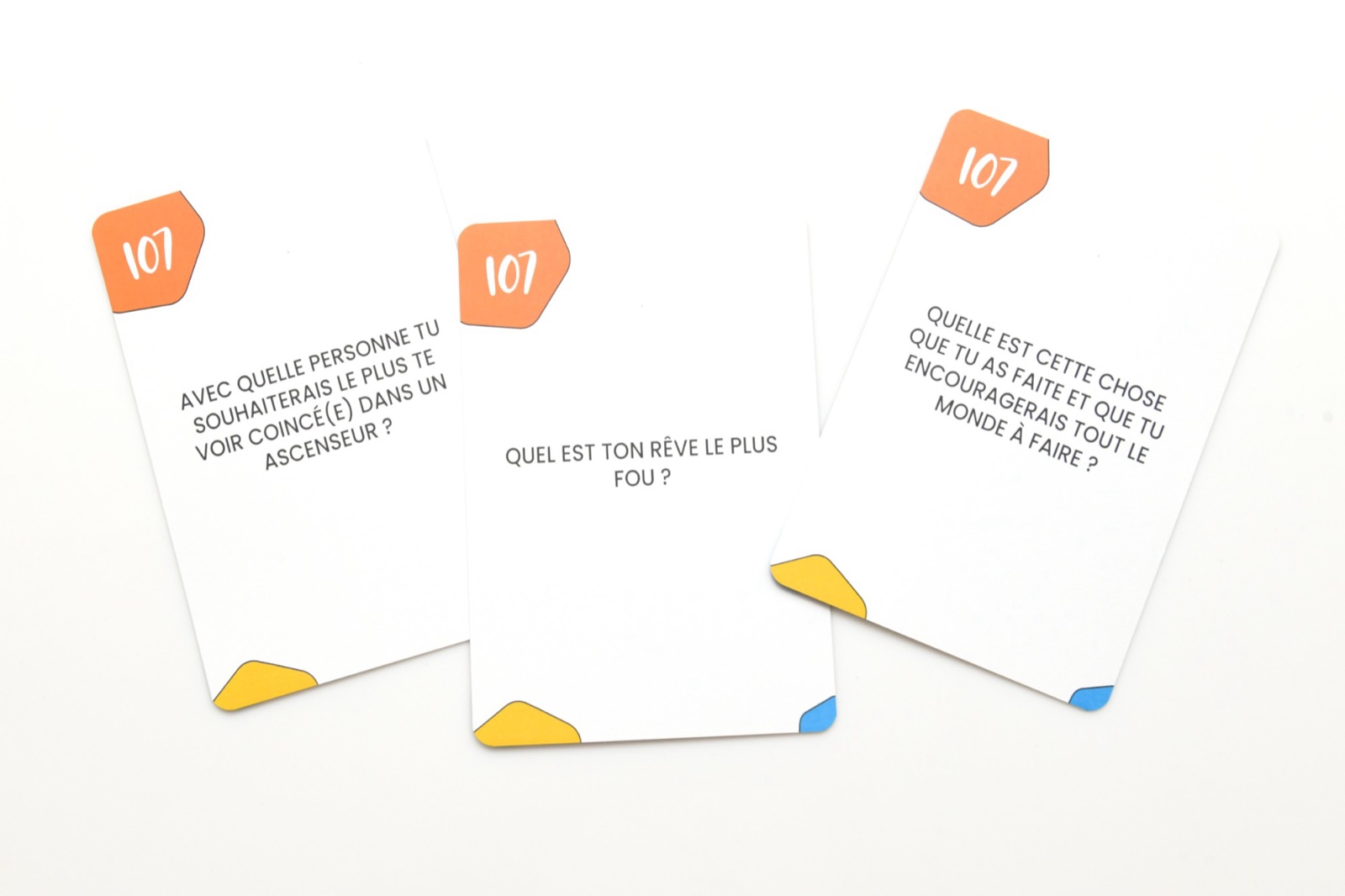 Trois cartes questions du jeu Famille & Amis