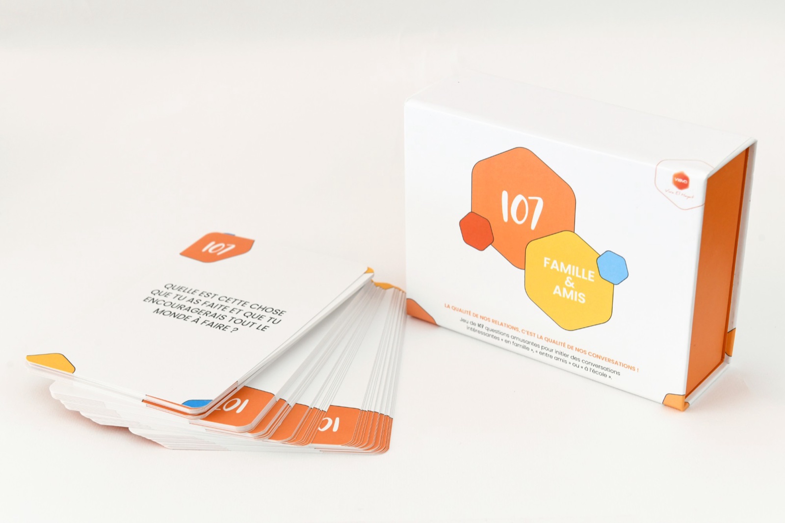 Coffret ouvert et cartes du jeu Famille & Amis