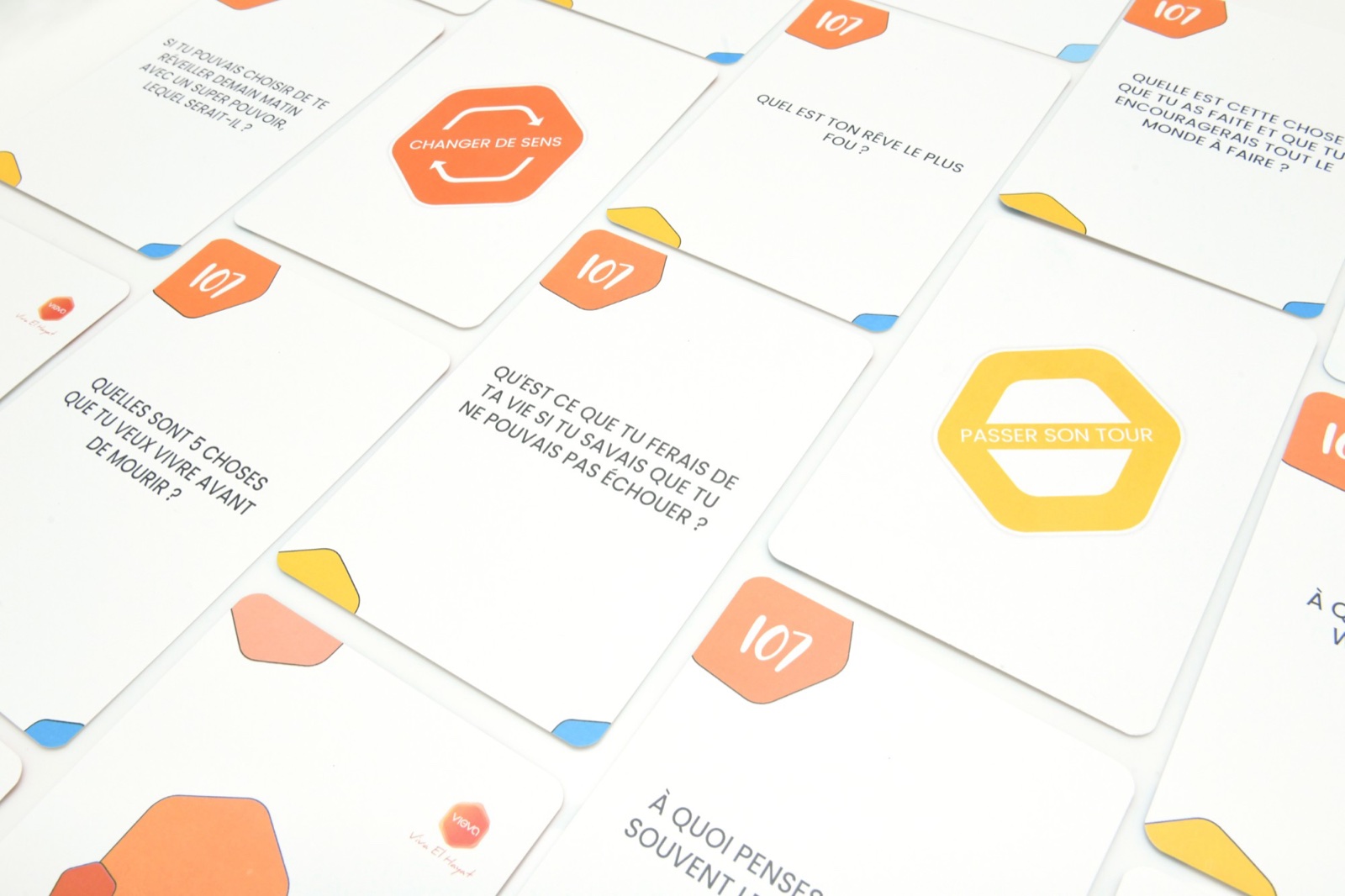 Cartes du jeu étalées, dont Changer de sens et Passer son tour