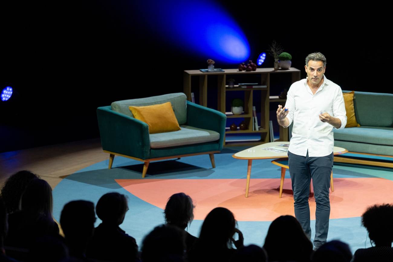 Allal Bennani sur scène face au public