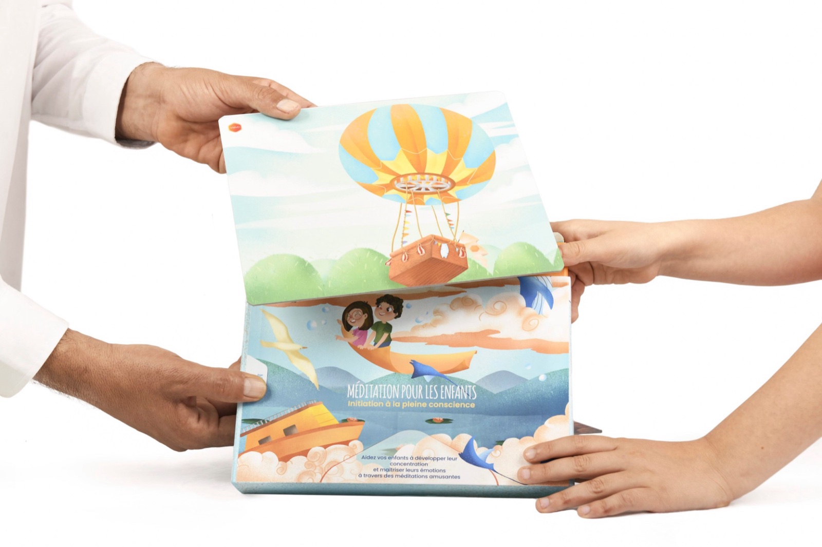 Parent et enfant partageant une carte