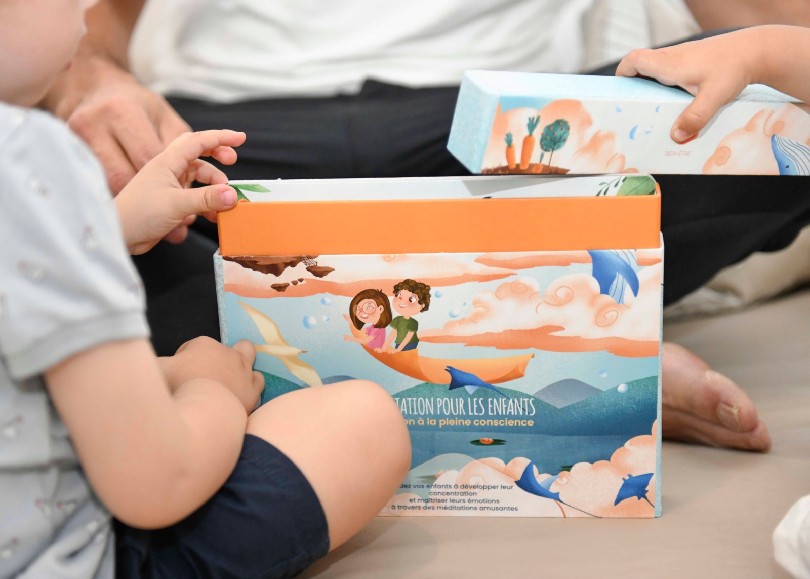 Enfants ouvrant le coffret Méditation pour les enfants