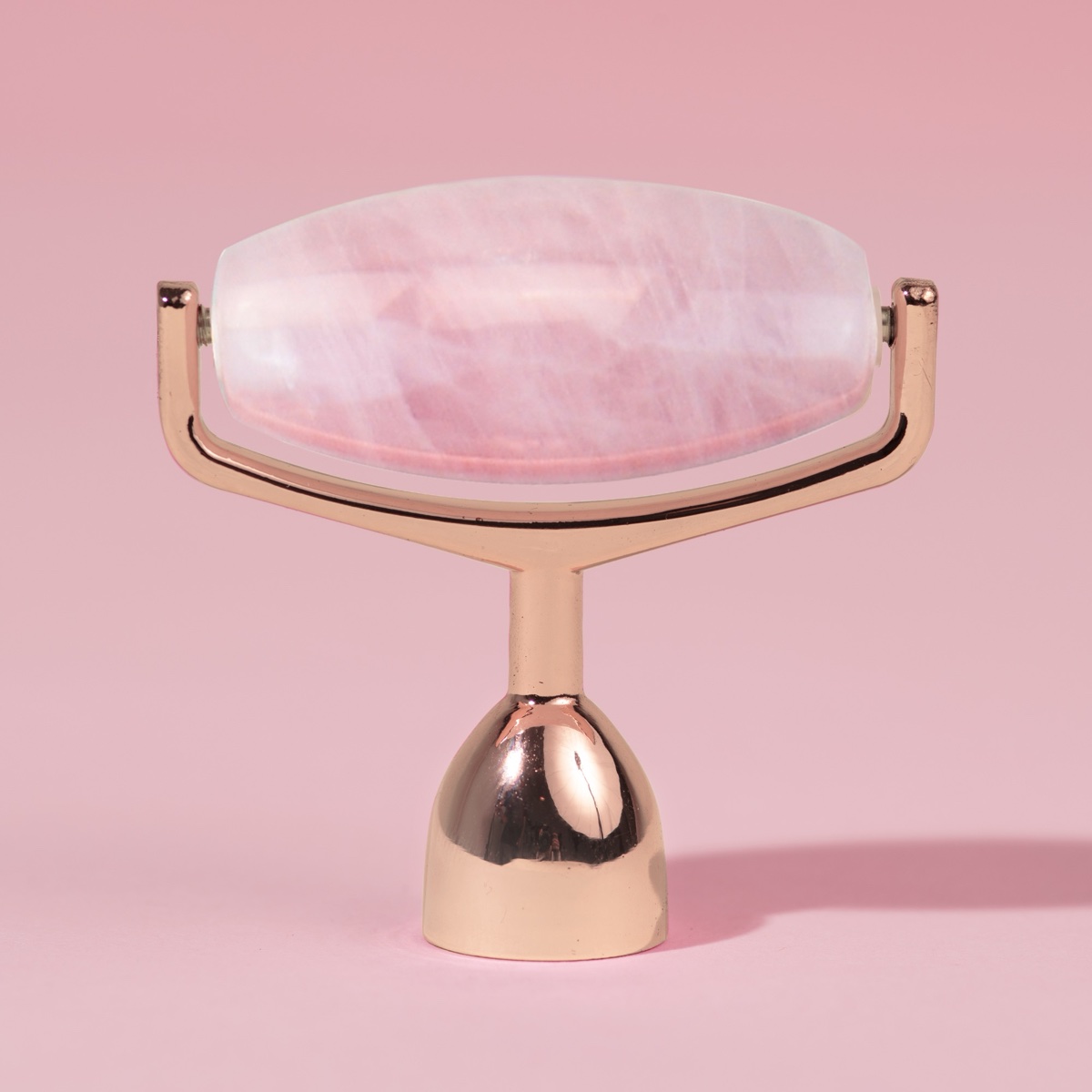 Rouleau en quartz rose sur son support