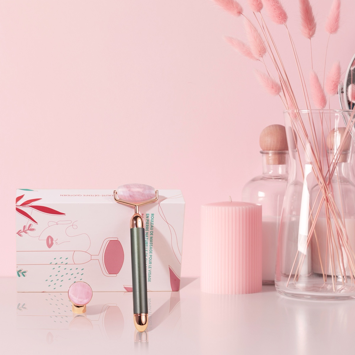 Coffret et rouleau dans un décor rose