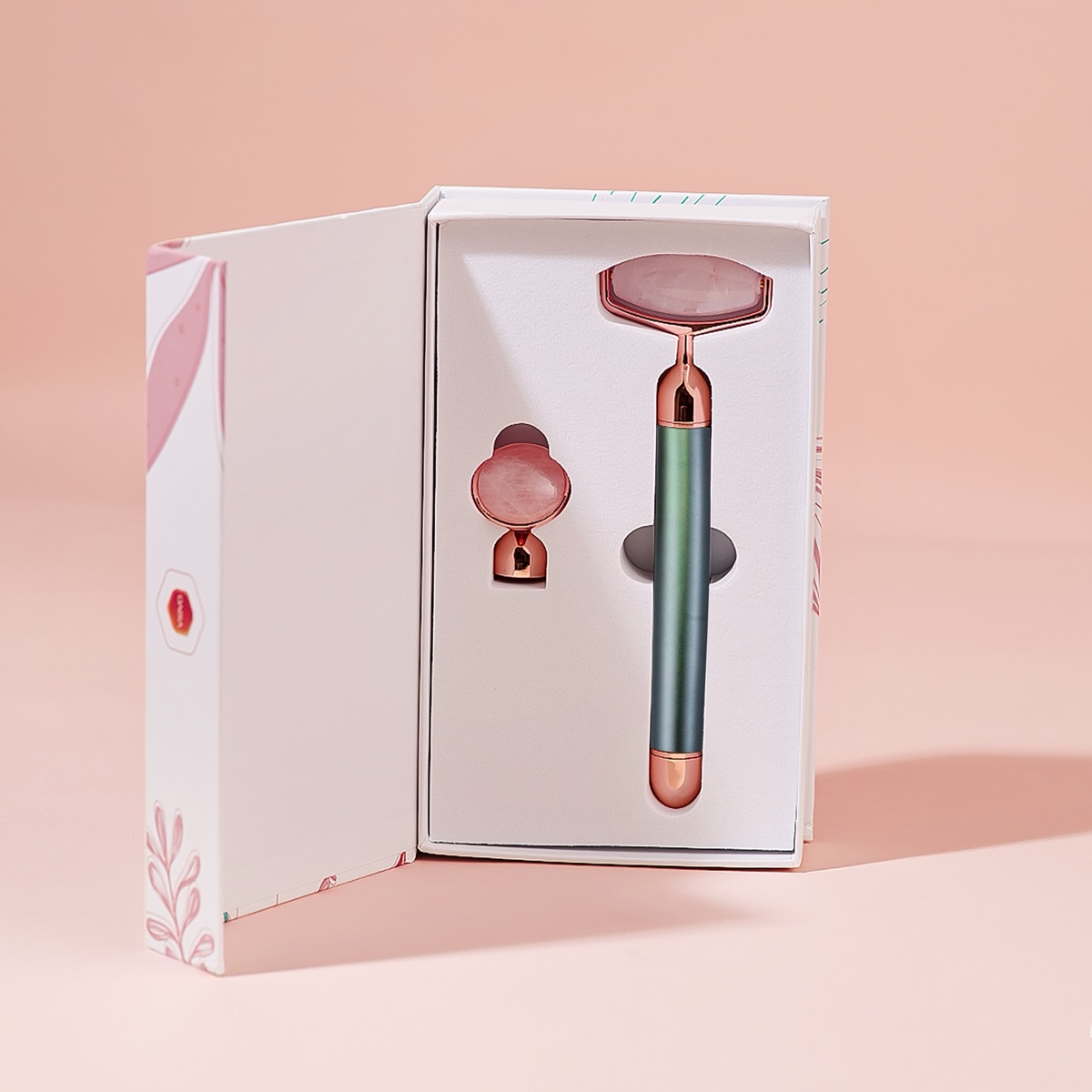 Coffret ouvert avec le rouleau et la petite pierre
