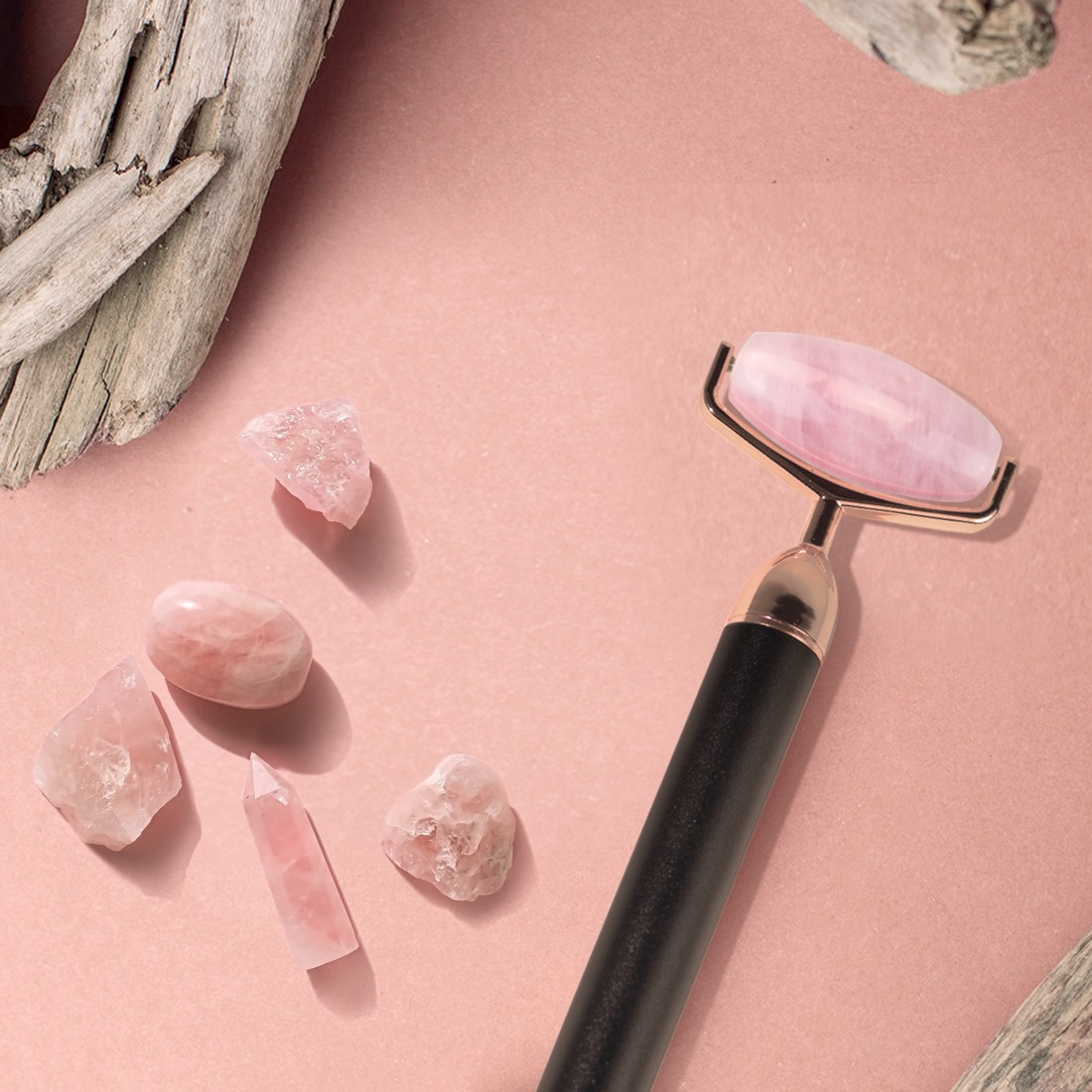 Rouleau de massage et pierres de quartz rose