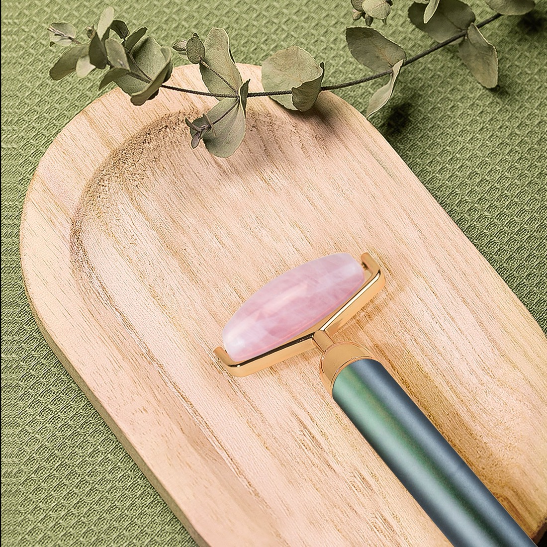Rouleau de massage sur un plateau en bois