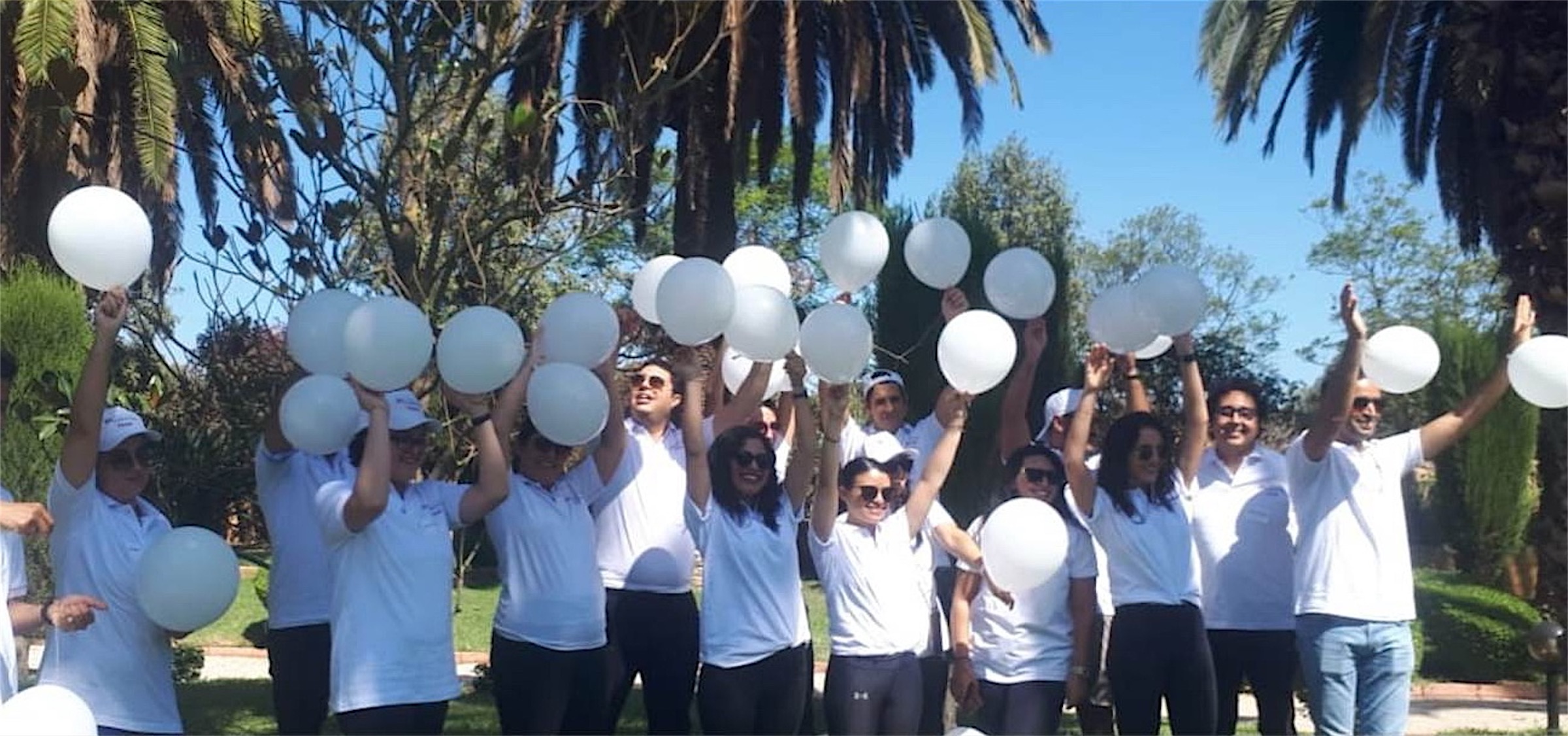 Team building Stellantis, participants avec ballons blancs